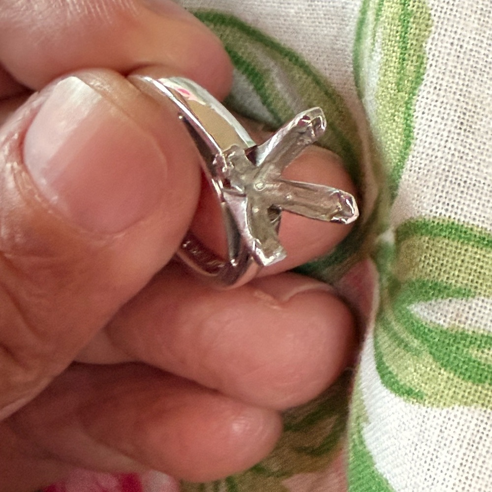 Leo white gold setting